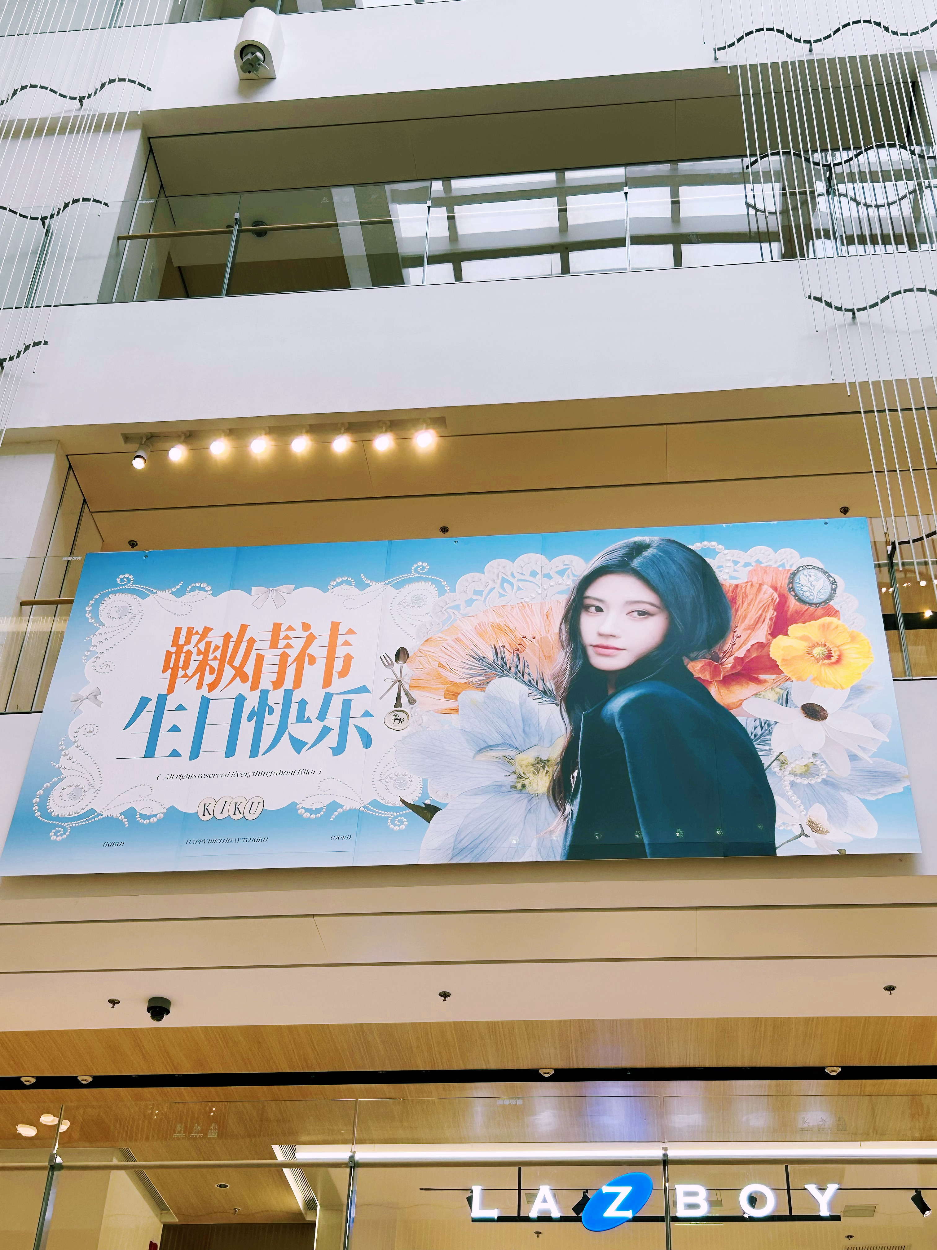 依旧满眼的蓝色 真好看💙鞠婧祎0618生日快乐