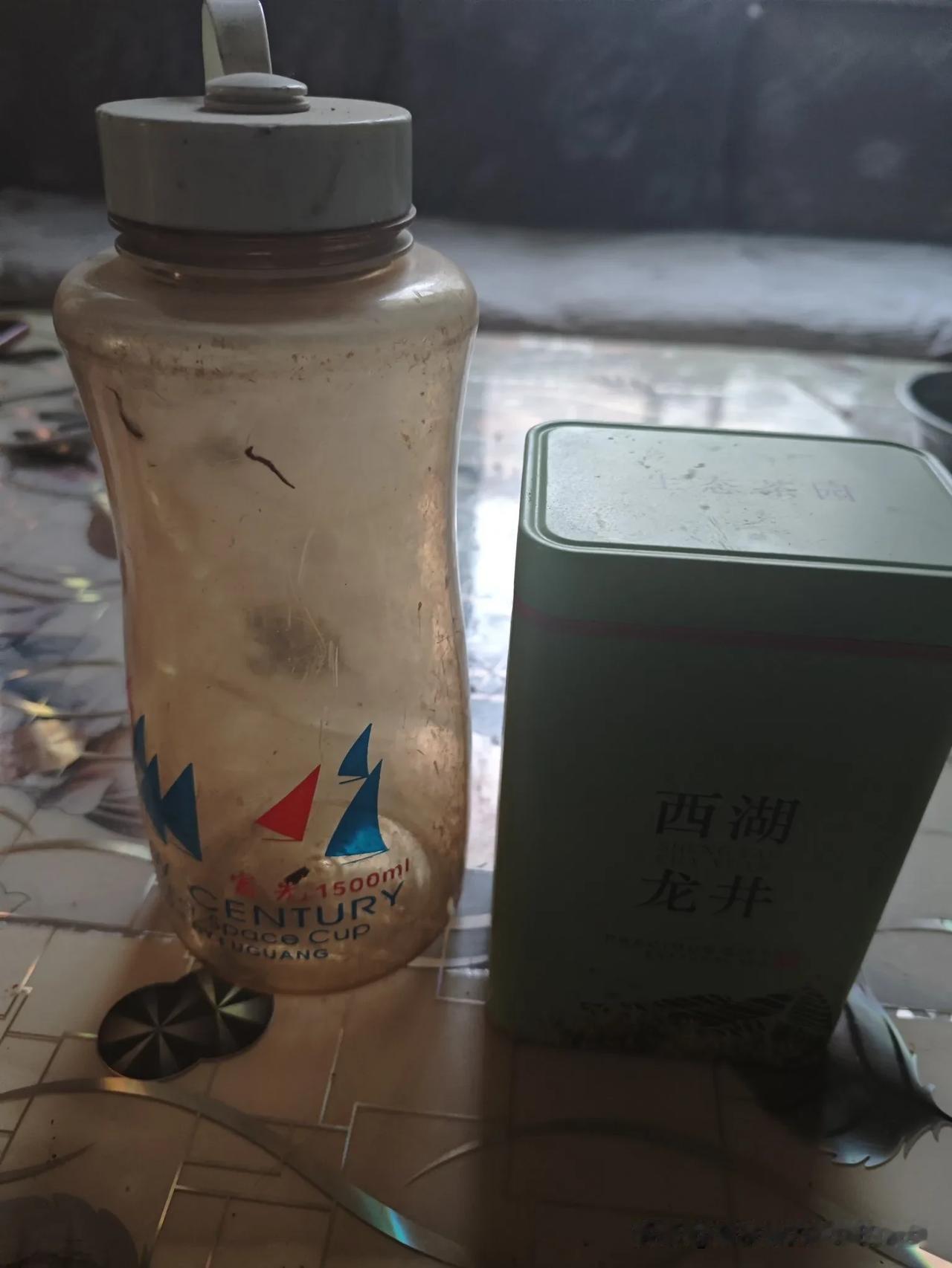 你发现没有，常年在工地打工的男人，每到夏天，都会到附近超市买上一个较大的茶杯，每