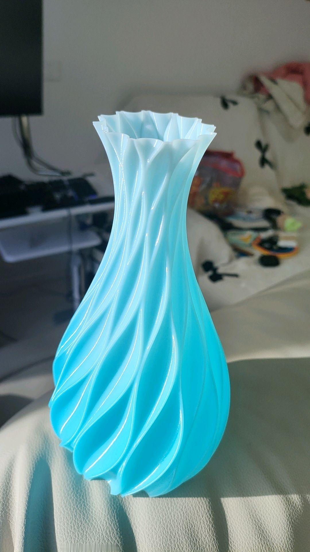 观众定做的3d打印透明七彩水晶闪点龙。颜色还是很可爱的，我又打了一个花瓶。丝绸质