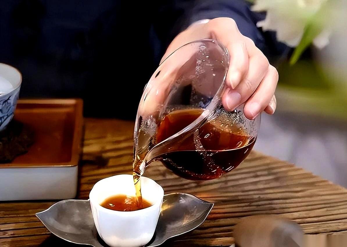 我那哥们，老茶鬼，就差一秒钟，真能一口浓茶把自己送走。
他端着紫砂壶的手，轻轻抖