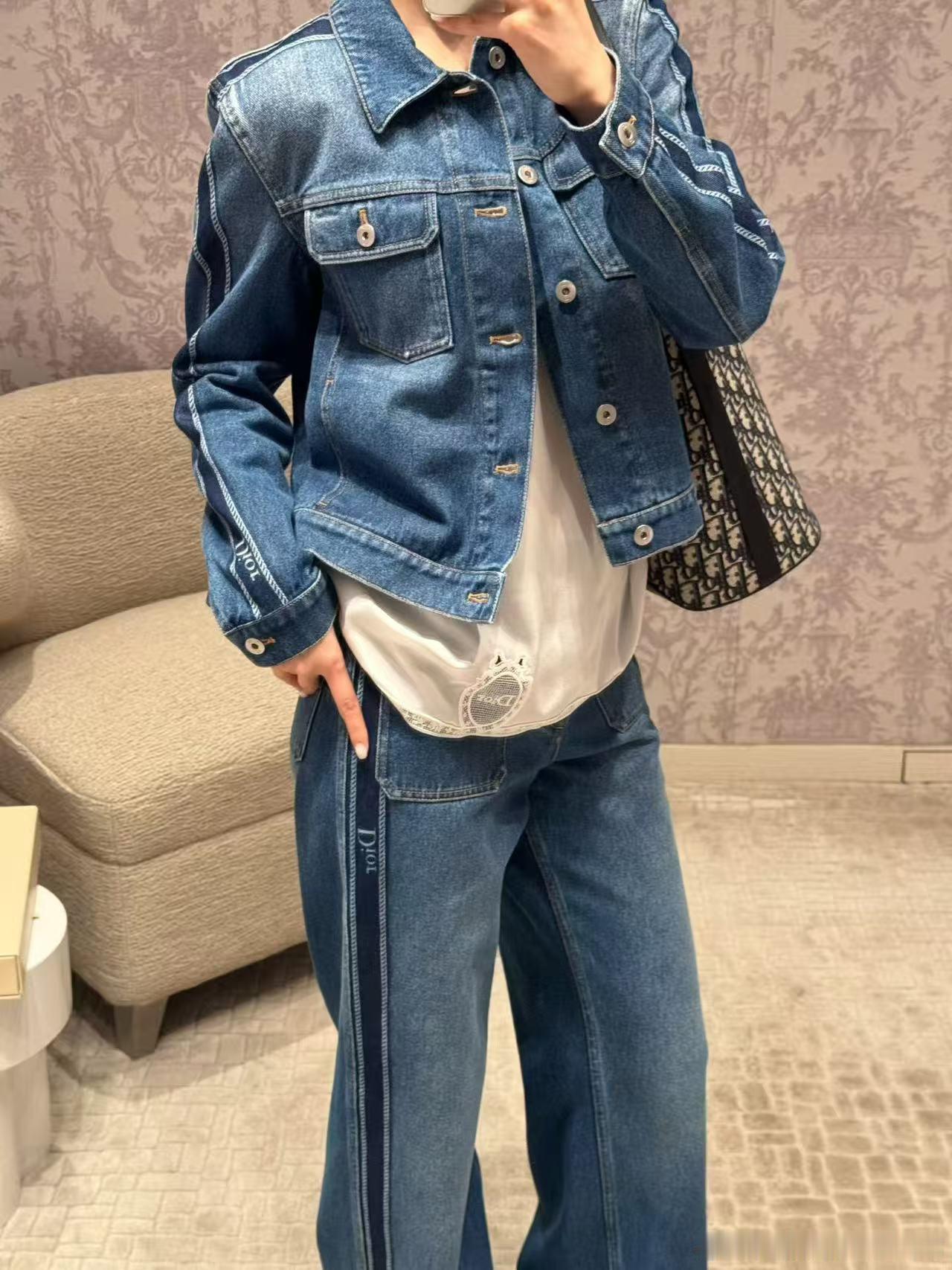Dior蓝色牛仔裤 复古蓝色调+侧边白色刺绣“Dior”标志，品牌感满满✨。喇叭