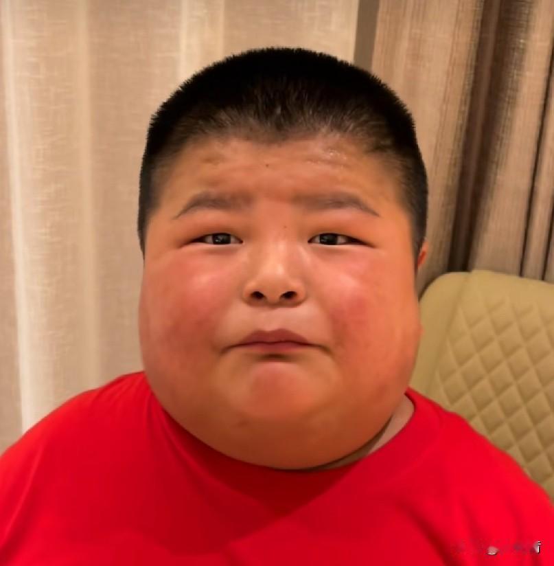 亚豪，来自河南洛阳，可爱的小男孩只有12岁，长相十分端正，号称吃播小神童，因长期