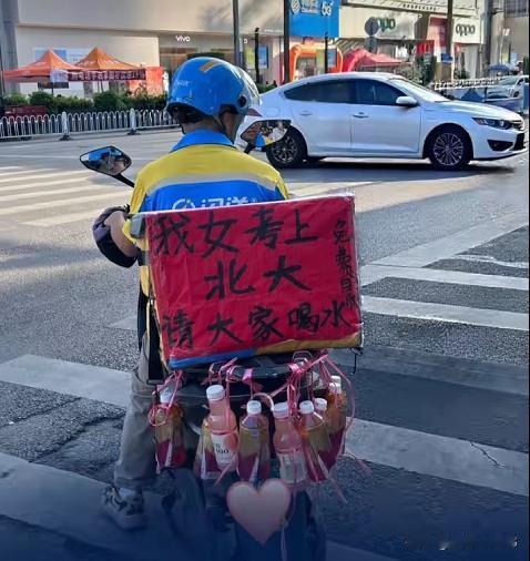 总有人在网上鼓吹躺平、贩卖焦虑负能量，这则新闻直接狠狠打脸。
读书、奋斗从不会辜