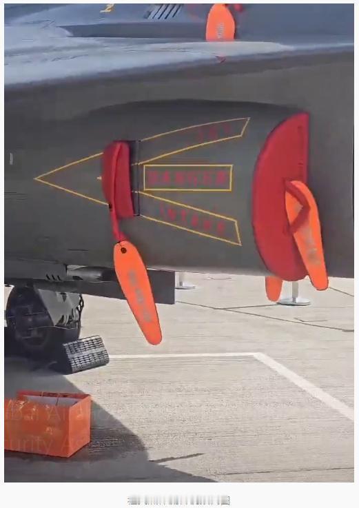 莫老仙高唱《光辉碎阅》:
今天只有残漏的驱壳
迎接光辉碎阅
问谁又能做到……