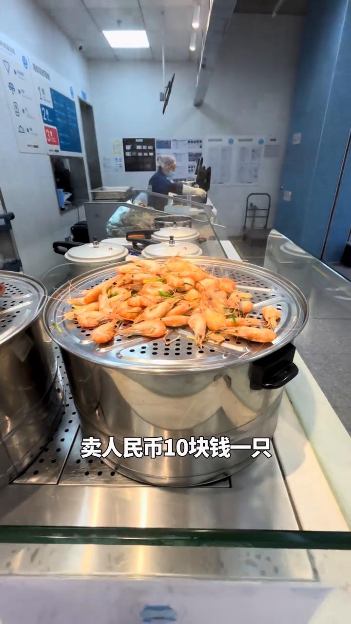 大家好，现在我在江西的南昌，这条河叫做桃花河，还没有我手指头这么粗的一条虾，卖人