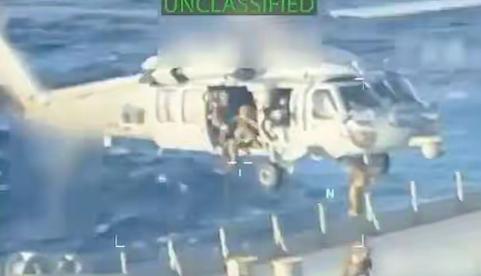 美军强行登船，扣押东大超级油轮

就在12月20日凌晨，加勒比海国际水域。一架美