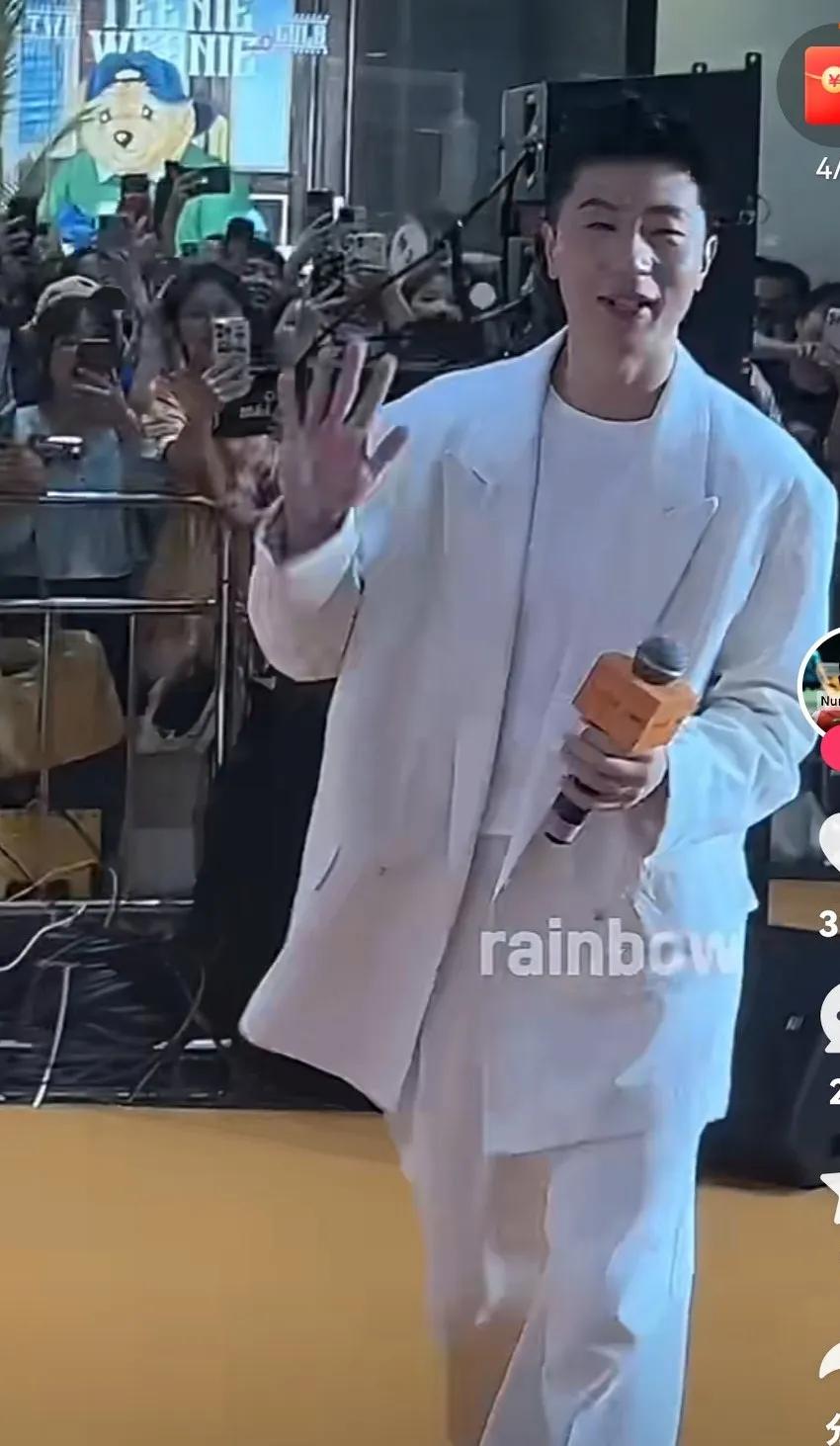 马龙的这套衣服，恕我不敢恭维！简直拉低了马龙的档次。不仅走起来两边甩，还大了2个