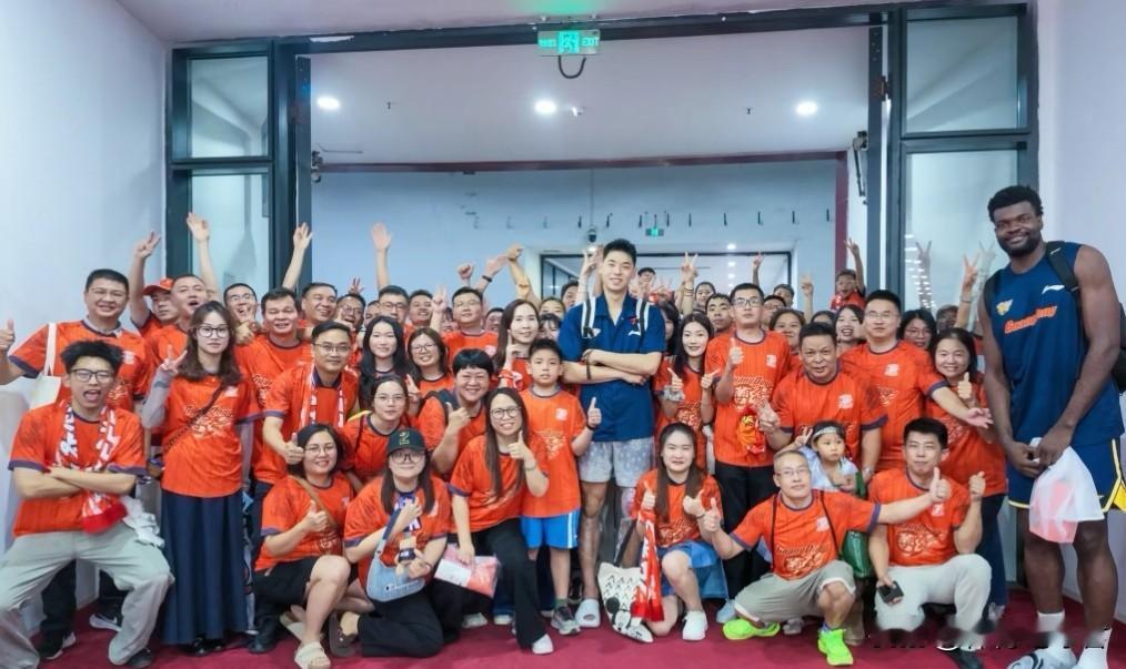 广东男篮知恩图报！
主场击败浙江广厦男篮后，广东男篮球员们开心庆祝这场胜利！不过