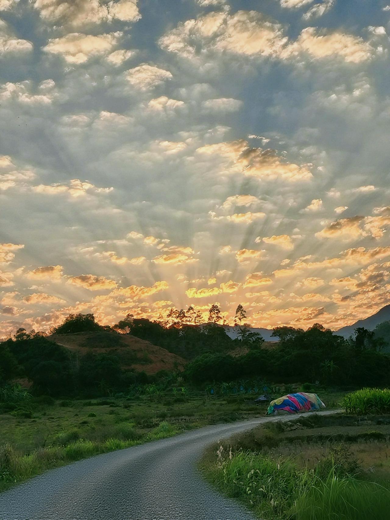 我总追着晚霞跑，镜头框住橘红漫过天际，云絮染金时，按下快门，把余晖锁进相册。日落