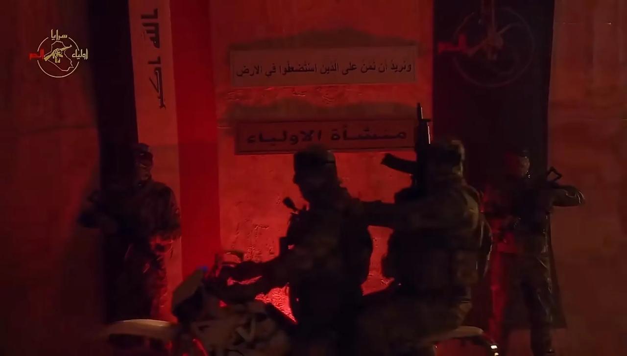 伊拉克什叶派民兵在展示其地下洞库，虽然简易，但很宽敞，可通行汽车，近程导弹发射车