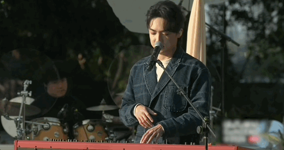 乐评人极力推荐的关浩德表现非凡！他在秋日歌会上的演出充满魅力，新专辑以四季为主题
