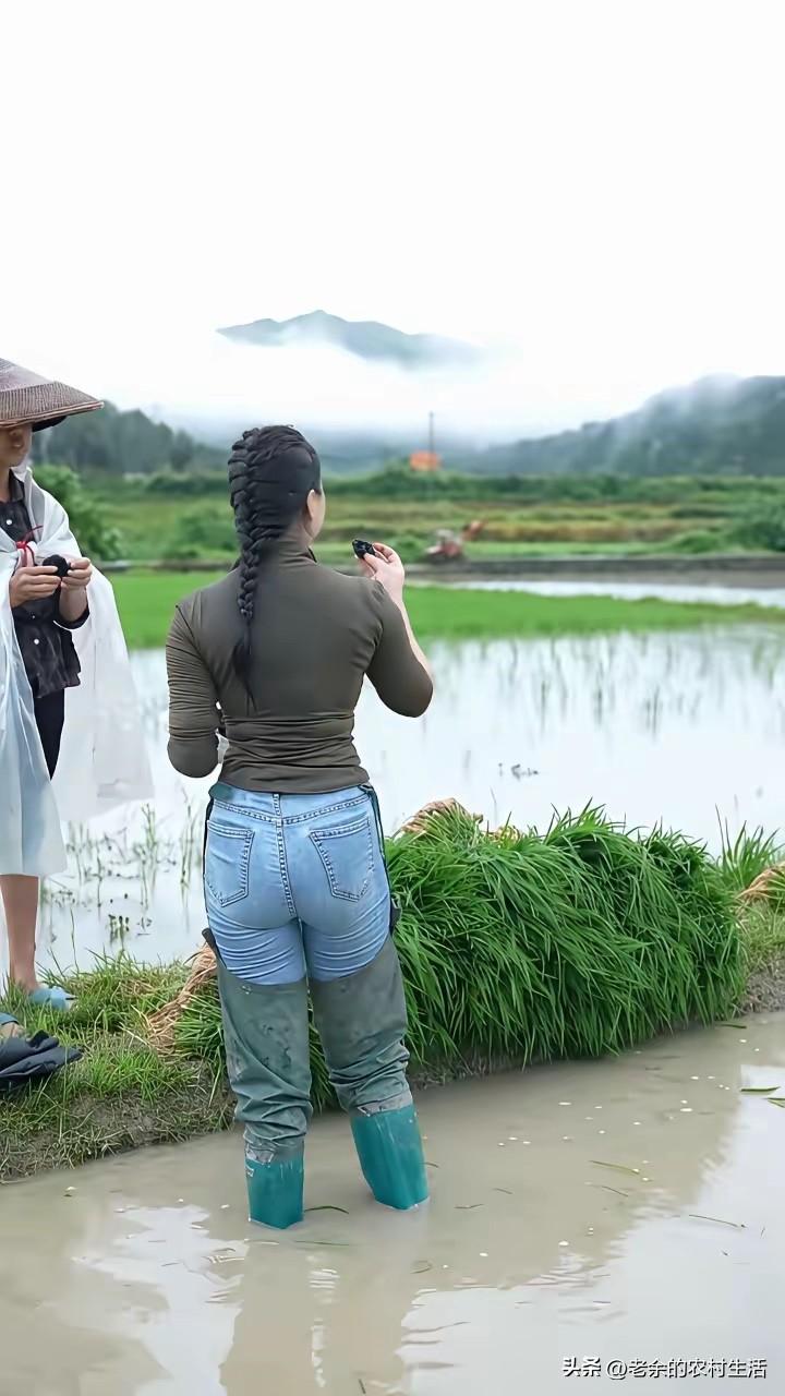 我们老家有一男的
长得也一般般
40岁上下
和我们老家大部分女的都有关系
他的老