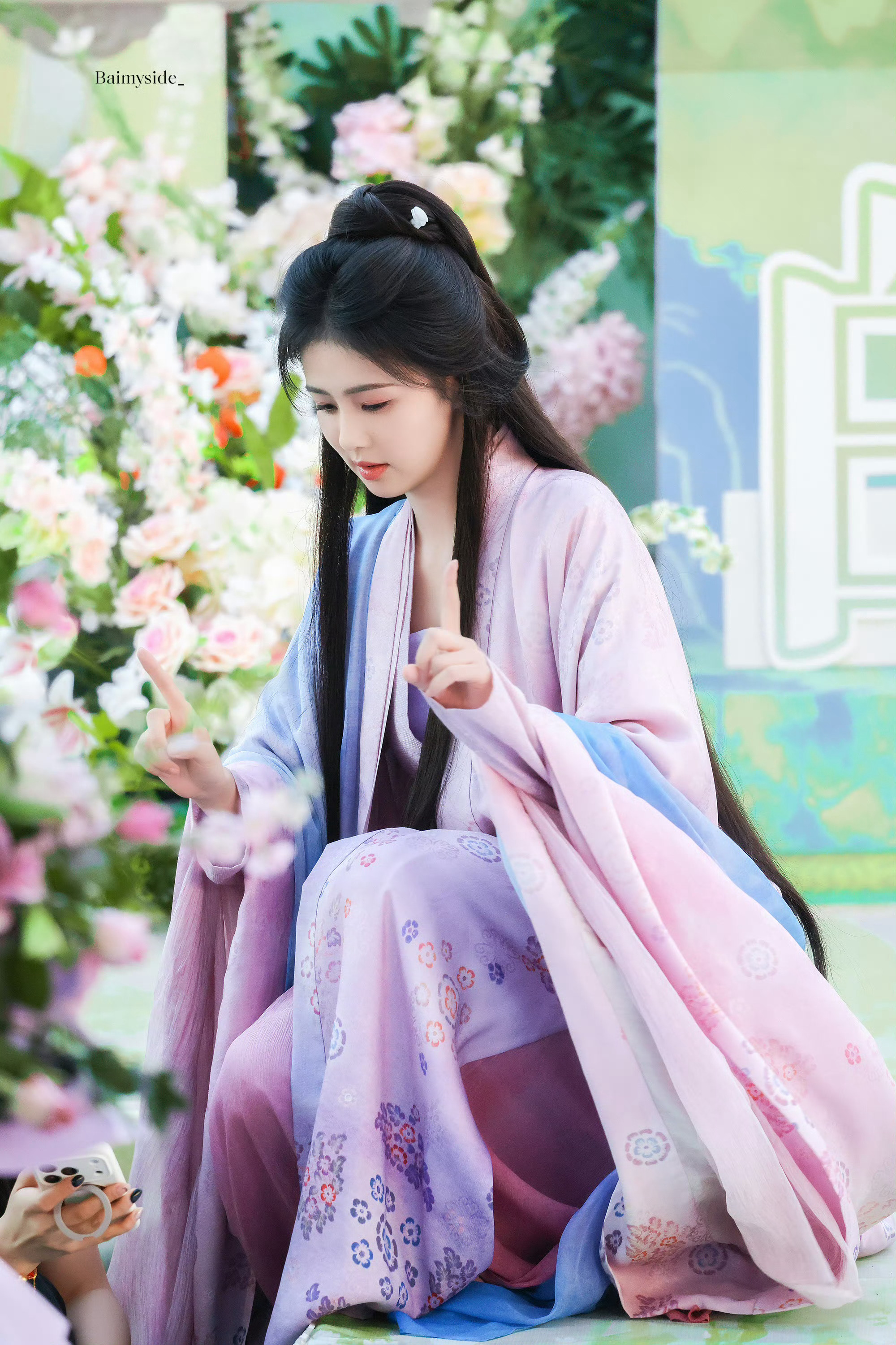 白鹿  “光芒逐渐扩散 使每个人都感受到光 渐渐的 光芒扩散到世界各处 所有人身