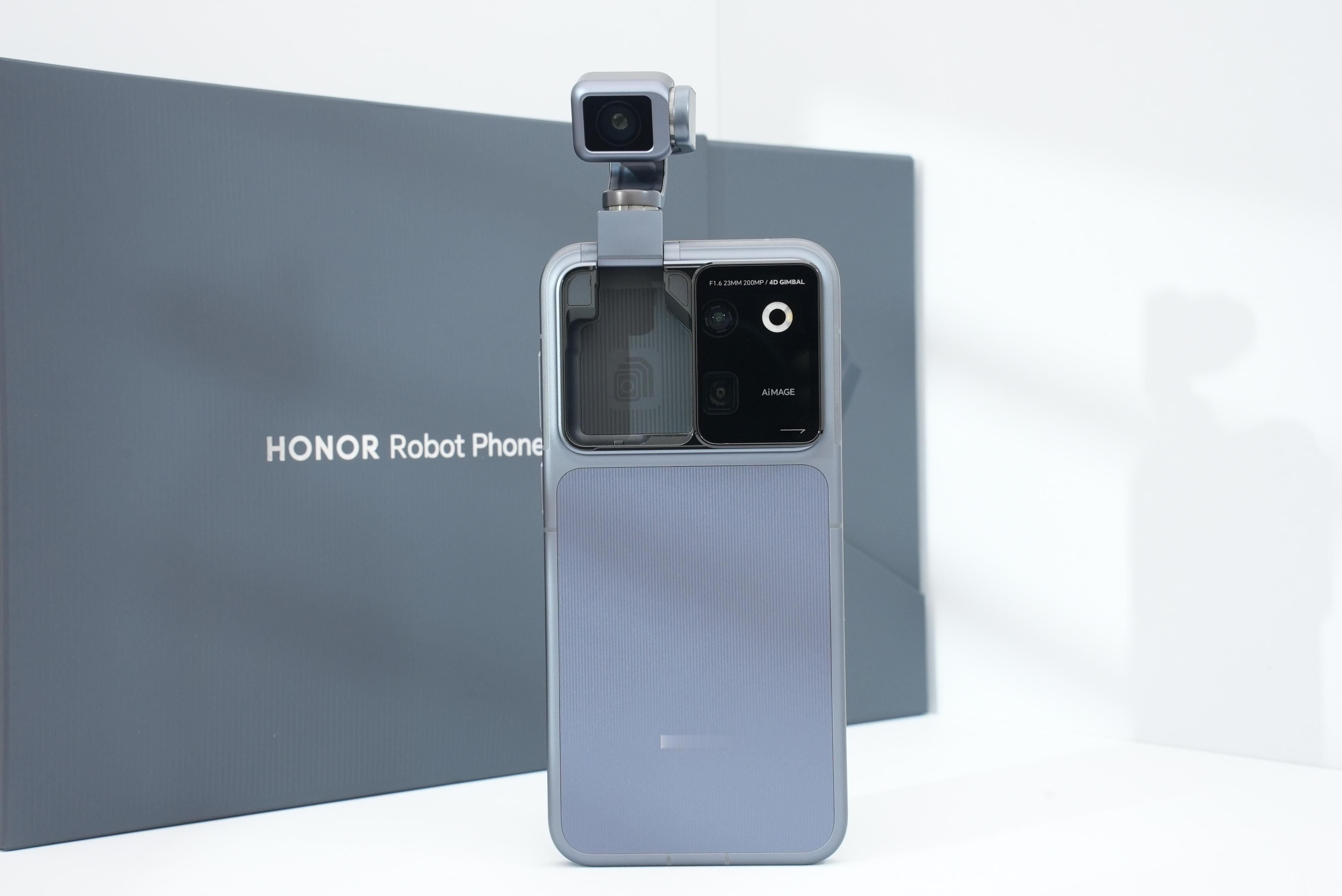 荣耀Robot Phone已经拿到手啦这云台出乎意料的好用，而且镜头模组的尺寸竟