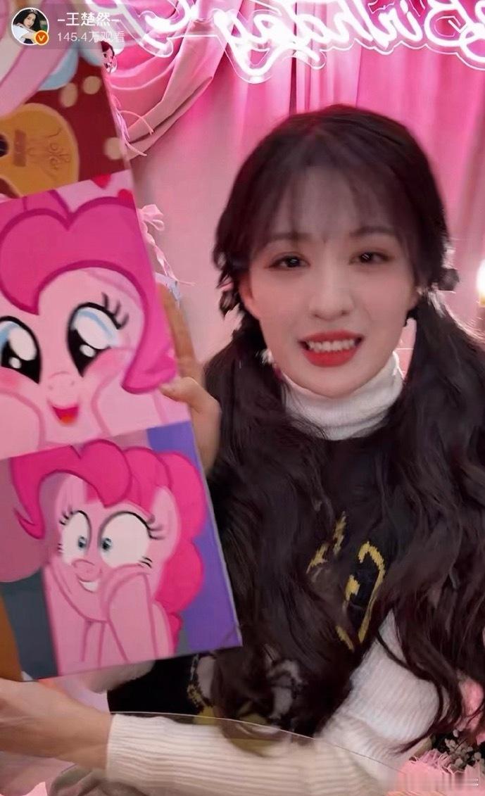 王楚然表情包连拍 双马尾甜妹楚然在线整活！从疑惑橘猫到小马宝莉，热梗玩了个遍，这