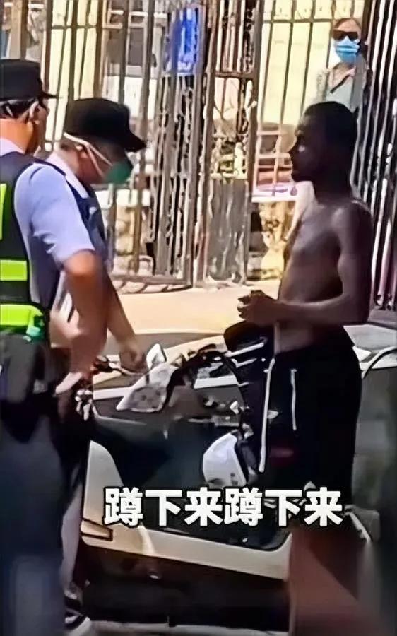 昨天刷到个视频差点把手机摔了——

一个外籍男跟警察耍横，喊“听不懂中文”想蒙混