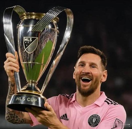 今日足坛速报：梅西夺冠 + 球星撒糖 + 转会流言🔥足坛新鲜事一键解锁，精简版