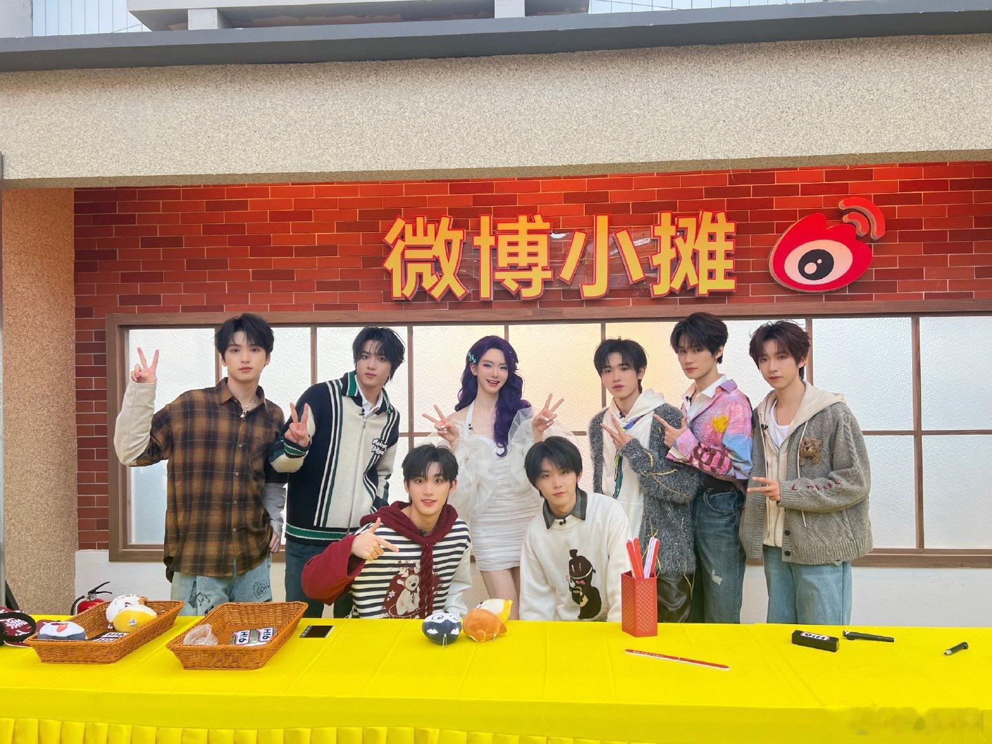 #戚薇时代少年团真7合体了# 戚薇和时团合体啦！这个合照真的好有意思呢～ ​​​