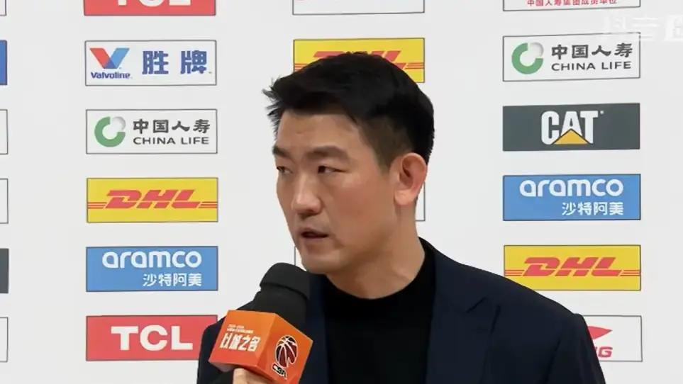 北京末节被轰16-0
 
广厦用4分钟把12分抹平，北京球迷手机砸了一地。
 