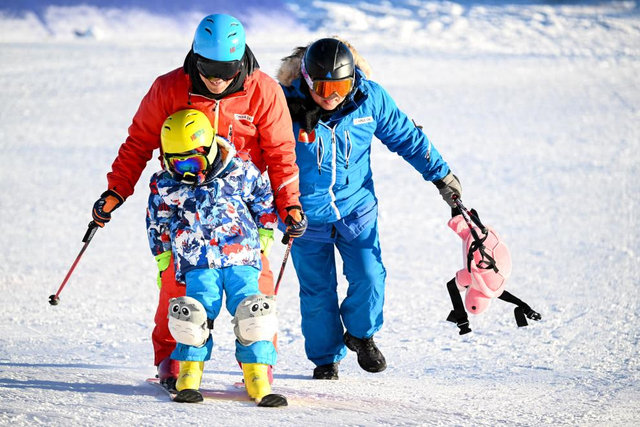 【】明天是元旦假期前的最后一个工作日，在通勤下班、跨年聚会、出游与返乡跨城等多重