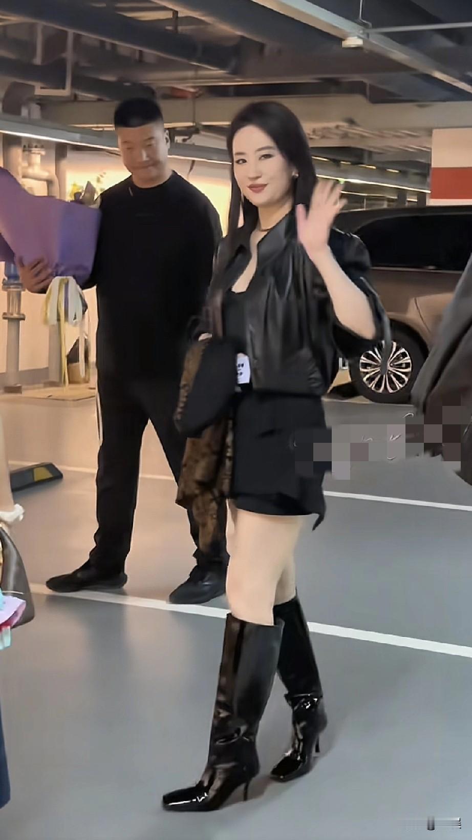 刘亦菲 黑色皮衣搭配高筒靴
