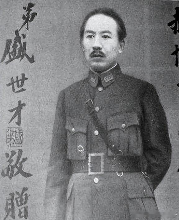 盛世才在群雄混战期间抓住了机遇，逆袭成新疆土皇帝后，便原形毕露，为了巩固权利，也