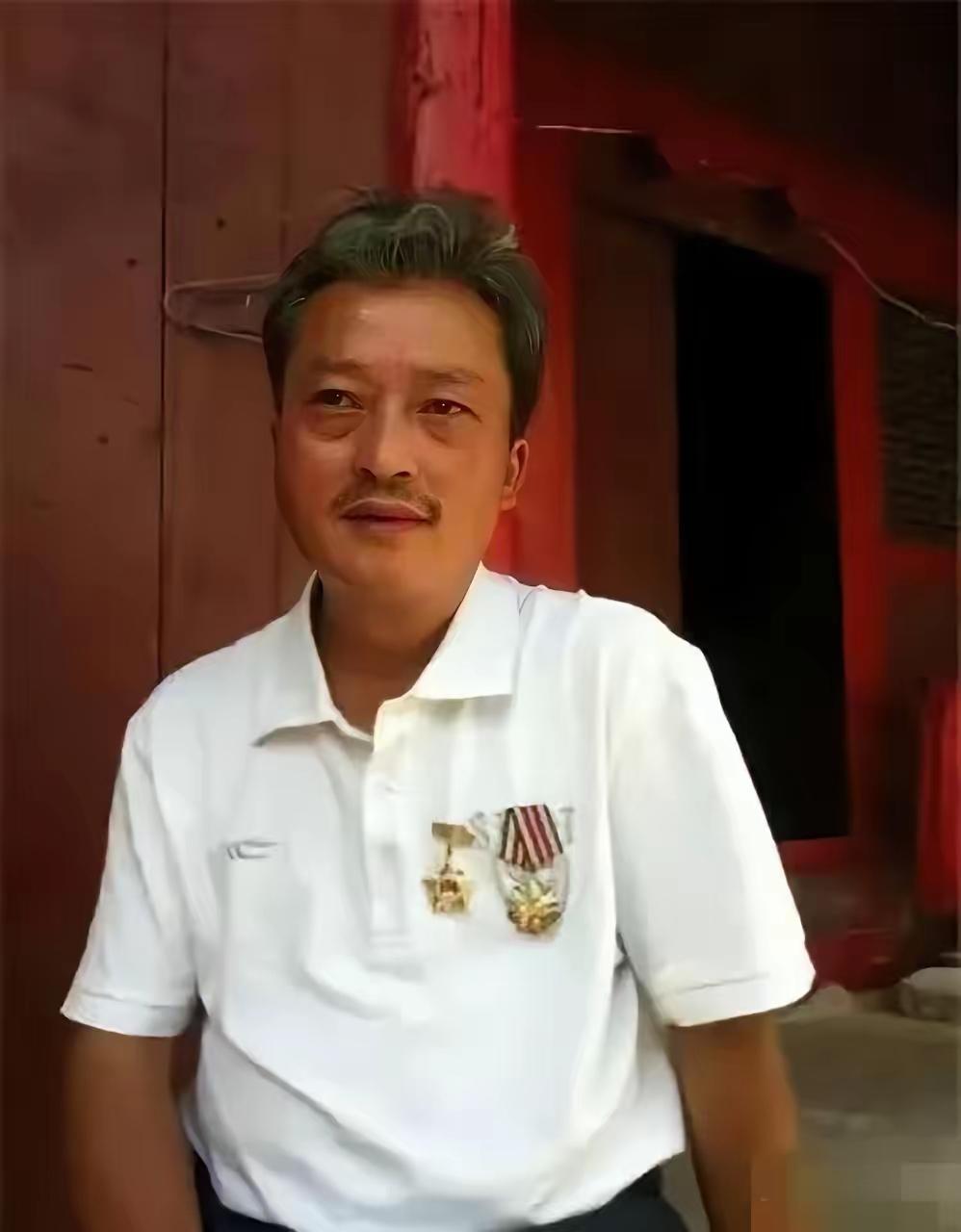 1984年老山战役，班长罗仕忠率先冲上主峰插旗，重伤昏迷后被判定牺牲，照片传遍全