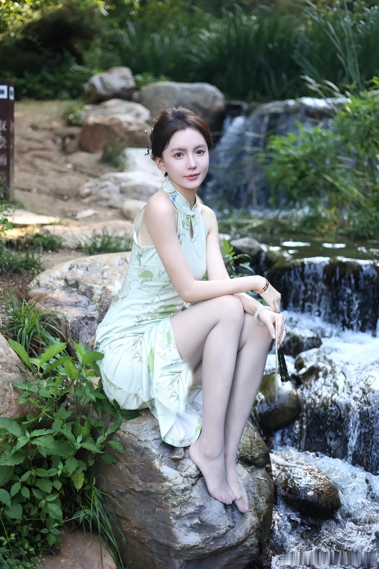 旗袍配灰丝，游玩山水间～ ​​​