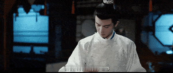 《流水迢迢》卫昭一直派人暗中盯着裴琰的一举一动，知道裴琰房中熄了灯，就问易飞，江