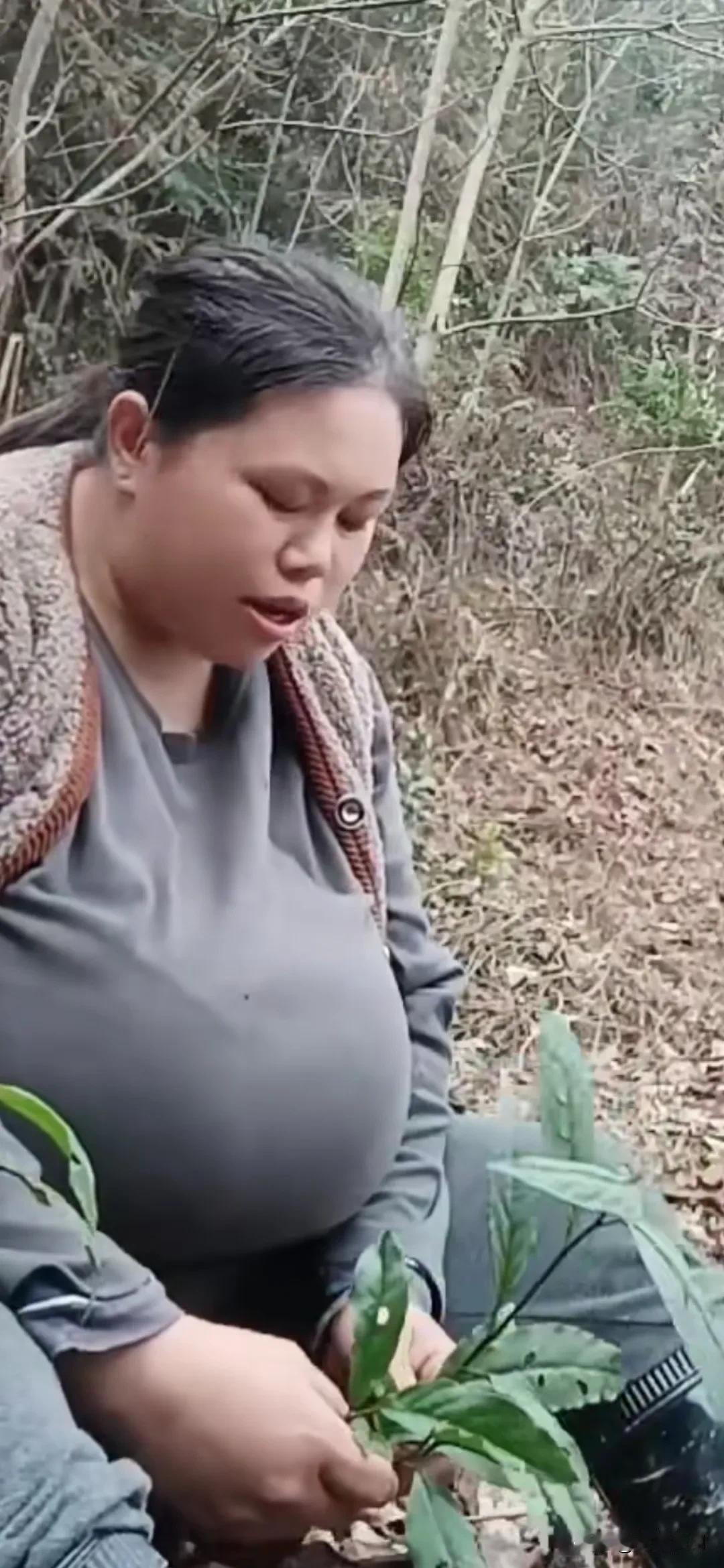 农村孕妇肚子一天天大了，但她还要下地干活。山里的风拂面吹来，累了就坐在地上休息…