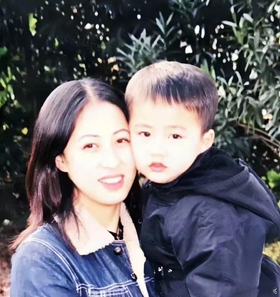 张凌赫长的太正了，从小就帅 ​​​