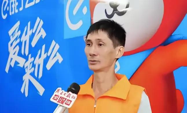 这个人是谁呢？他可是近段时间“好心茂名”的热门人物。
他是高州人，名叫吕炜权，在