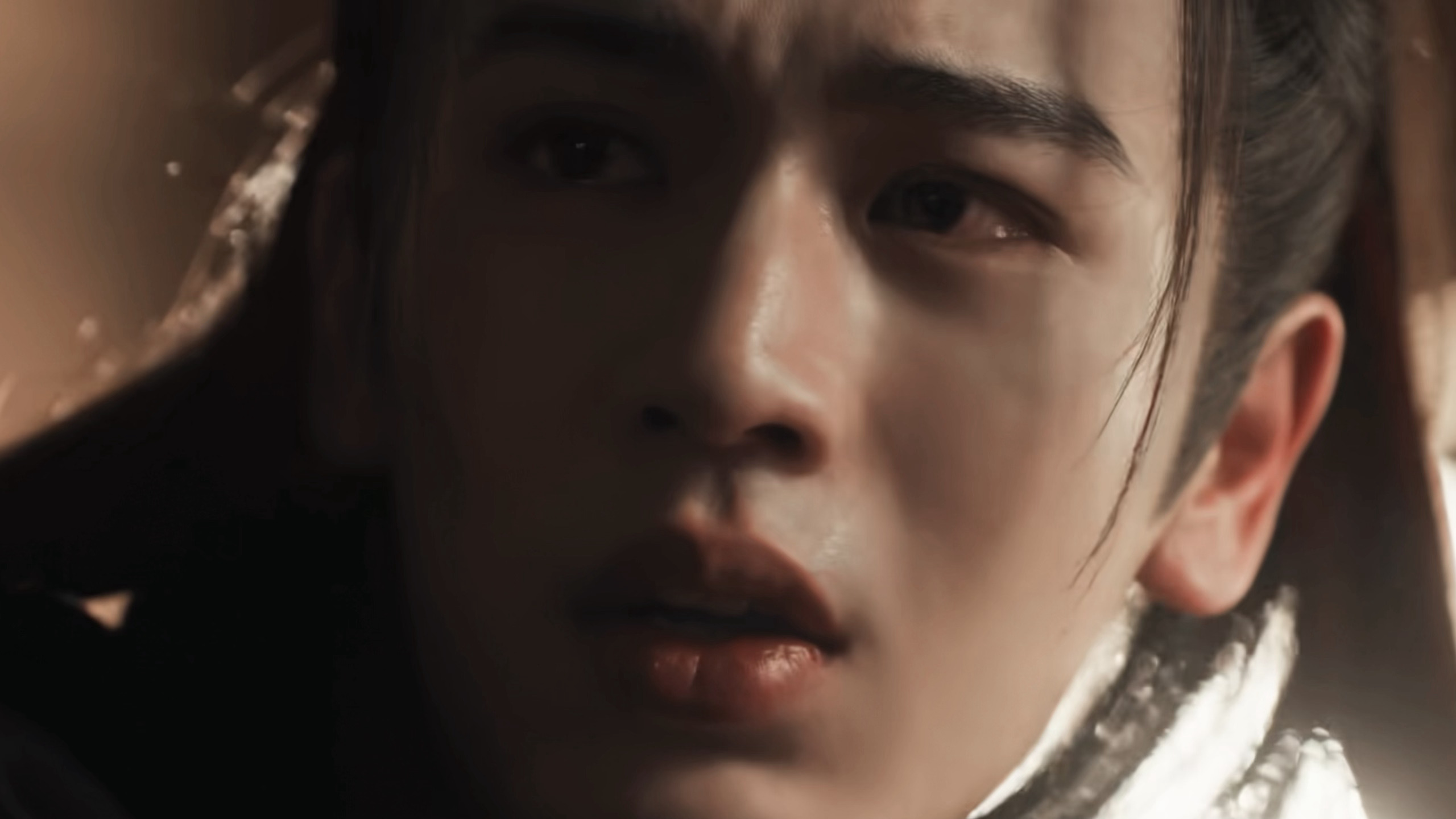 夸一下凌赫这段情感递进先是心疼和着急，两滴泪落下，看见生命力顽强的爱人冷冰冰地躺