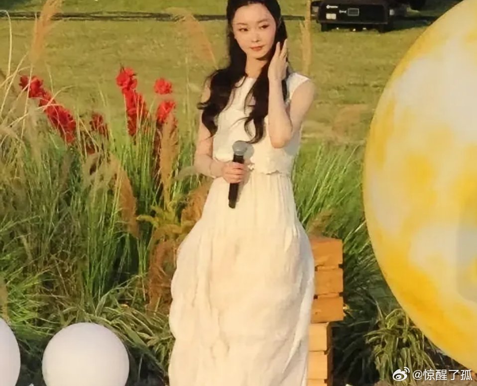 宋轶在深圳湾活动现场成为了瞩目的焦点，修身的剪裁勾勒出她曼妙的身姿，每一步都轻盈