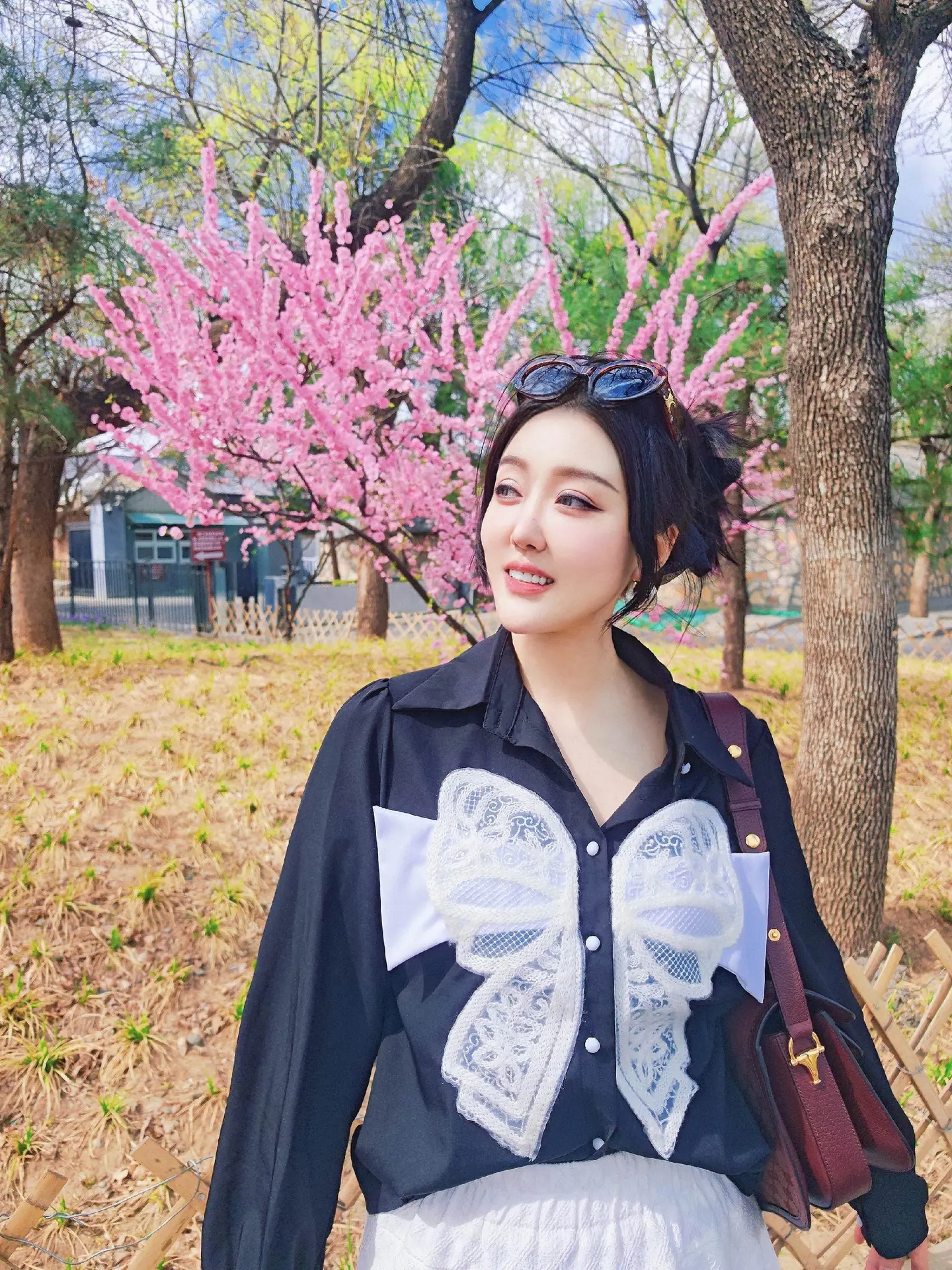 春天当然和花比较搭。