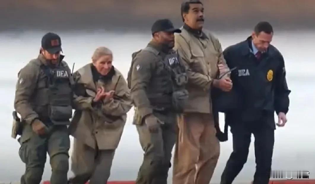 美国目前最明显的是抢夺石油，

未来委内瑞拉国内的一些重要矿产资源，

也许会成