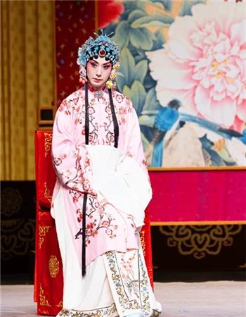 由史依弘领衔主演的京剧《锁麟囊》《凤还巢》《春闺梦》，将于10月下旬在国家大剧院