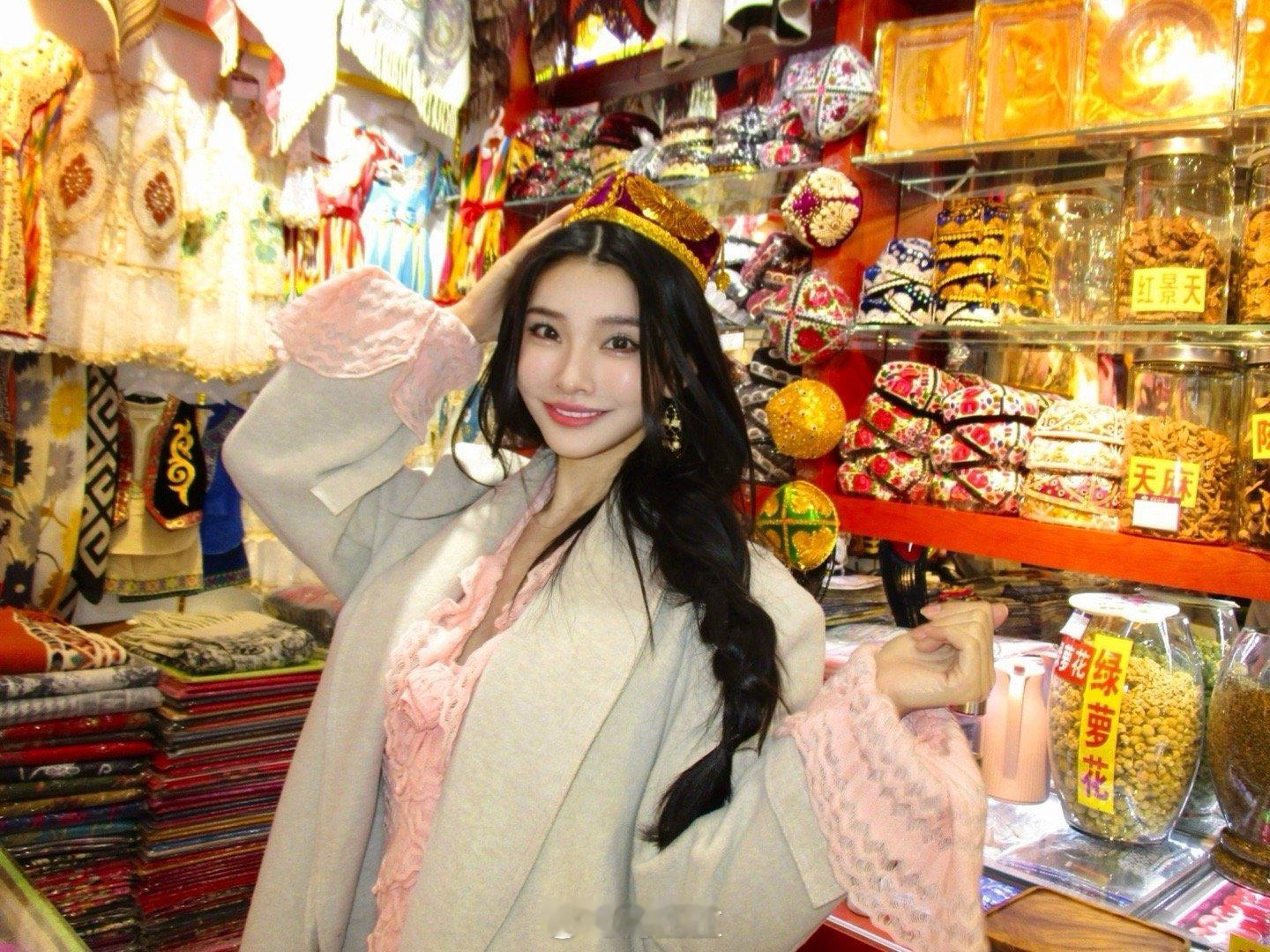 旅行青蛙🐸寄来了明信片ps：这时候的新疆已经不绿了很难过 带去的漂亮衣服几乎没