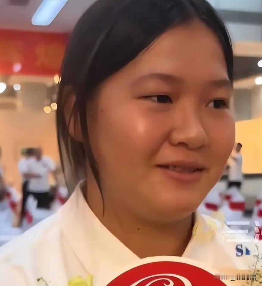 这是全红禅的妹妹全红桃，她与全红禅长得很像，清细的眉毛，清纯的眼睛，小双的眼皮，