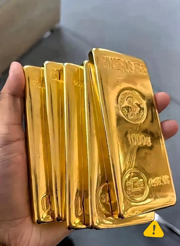 近期金价大幅震荡，不少参与黄金投资的普通人倍感煎熬。
回顾近些年国内原料金价走势