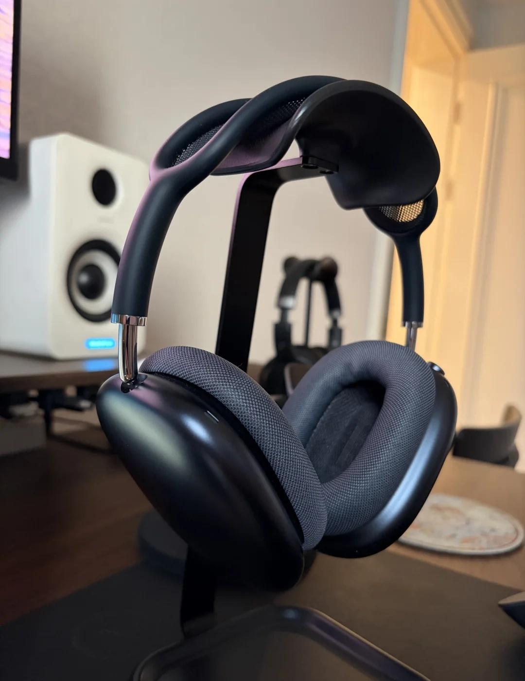 Airpods max 2
颜值是真的高，音质咋说呢也就那样吧。买了就舒服了，可