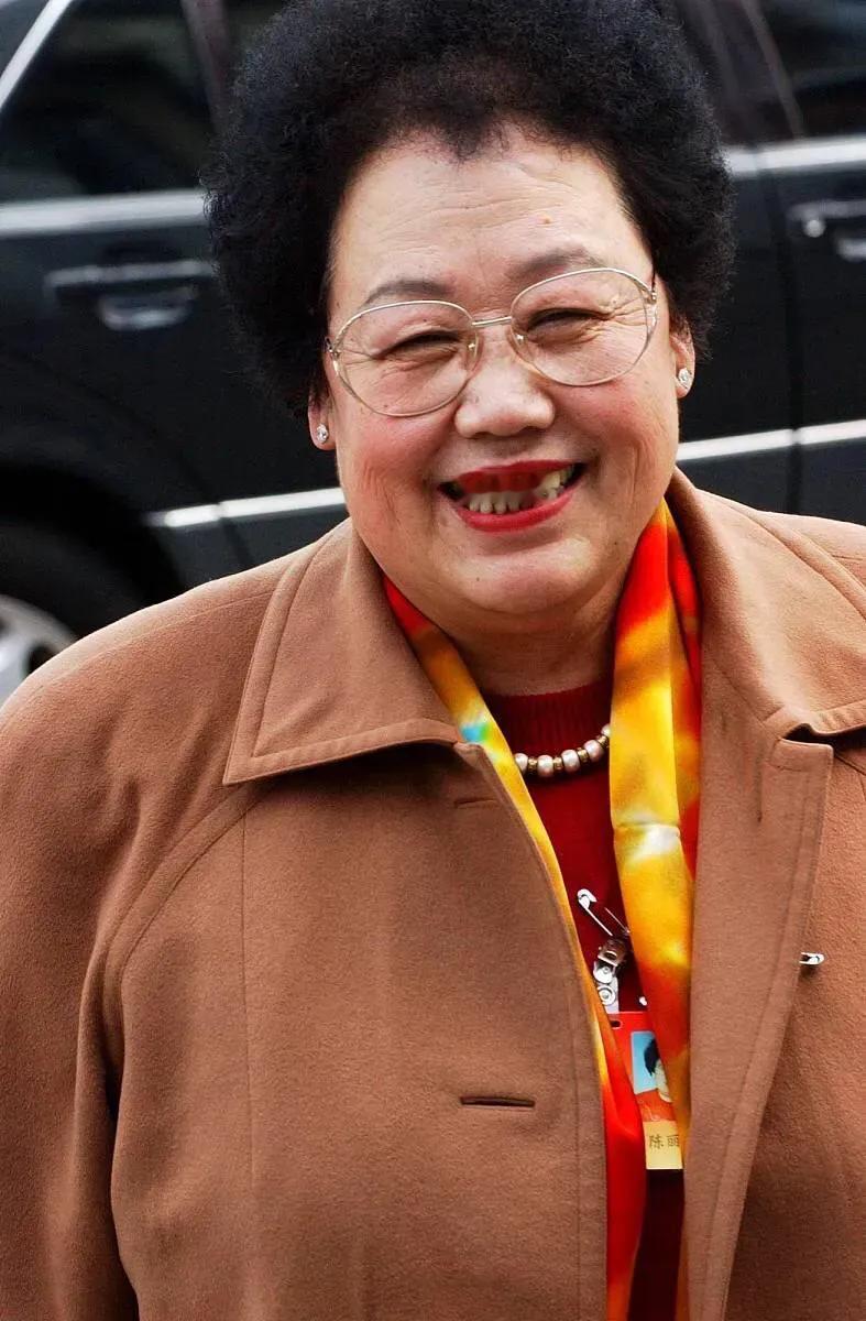 一次，主持人好奇地问陈丽华:“你家的钱，是谁管？”陈丽华说:“我家的钱是保姆阿姨