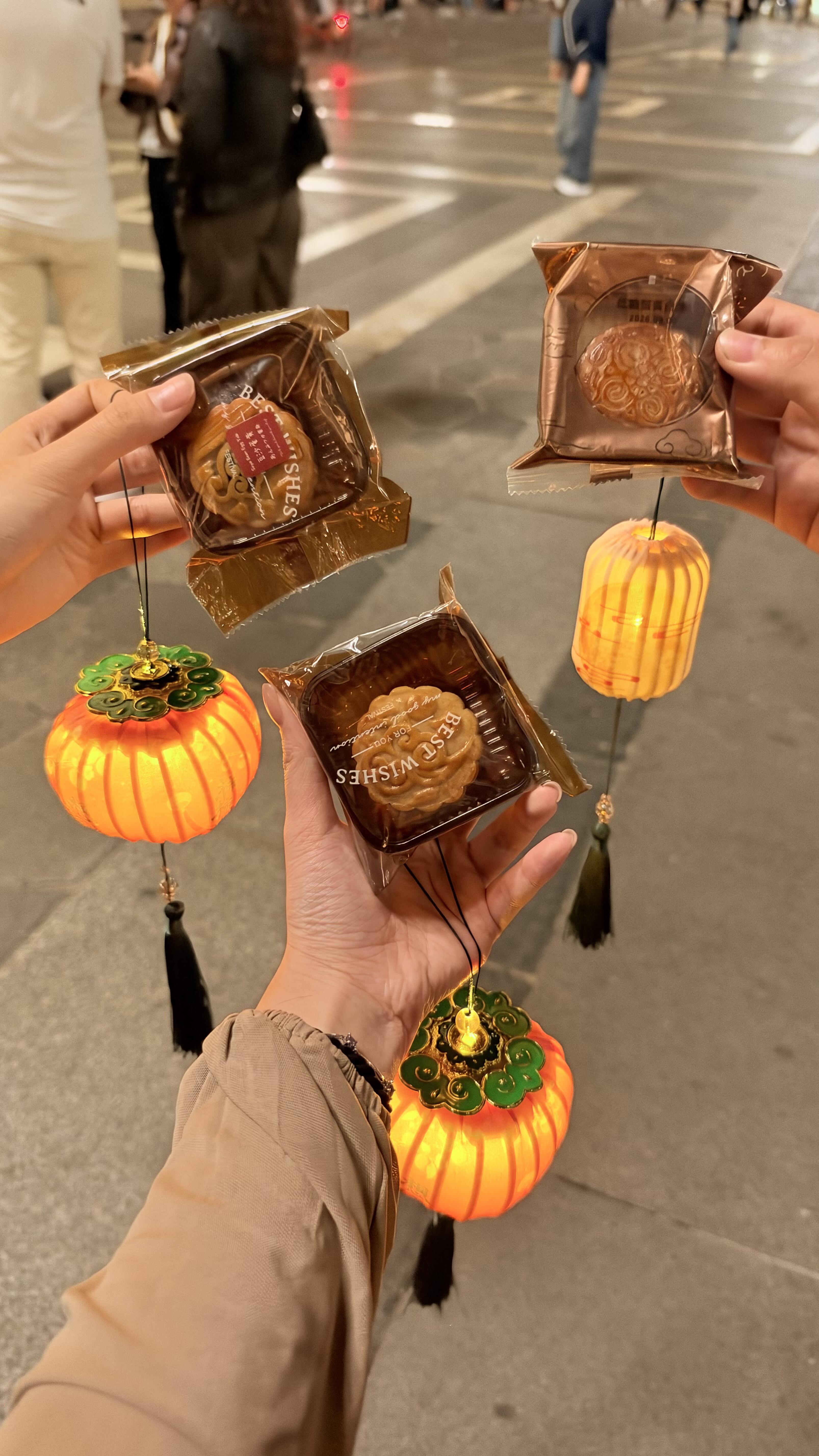 还是不同的月饼哈哈哈哈刘涛你到底背了多少月饼去米兰哈哈哈哈哈 ​​​
