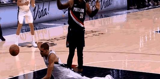 倒地那一瞬，球馆像被按了静音键。
文班亚马前冲，人高惯性大，整个人向前扑去，额部