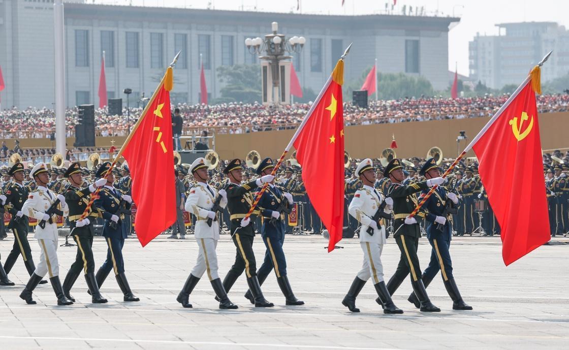 中国三军仪仗队风采尽显，整齐挺拔气场十足，外国友人现场由衷赞叹
 
中国人民解放