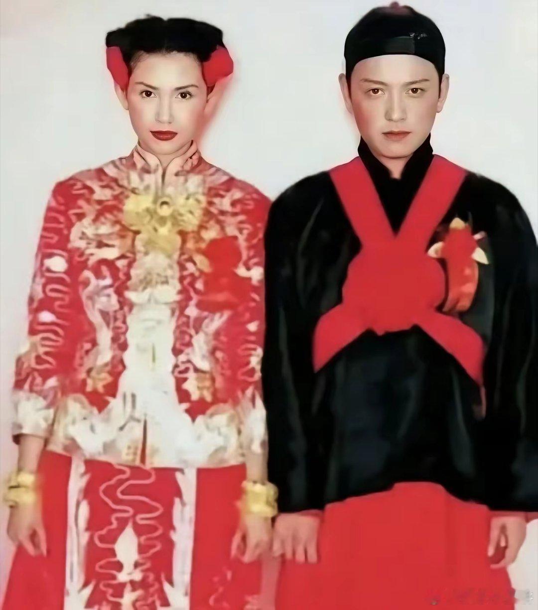1999年邱淑贞和富商老公沈嘉伟的结婚照。估计除了他们夫妻俩，没人敢这样拍！ 