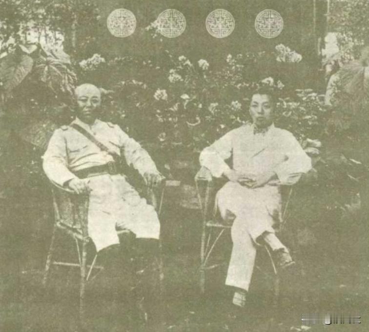 1926年，张学良和韩麟春打败冯玉祥的西北军，在北京合影，当时他们都是军团长。张