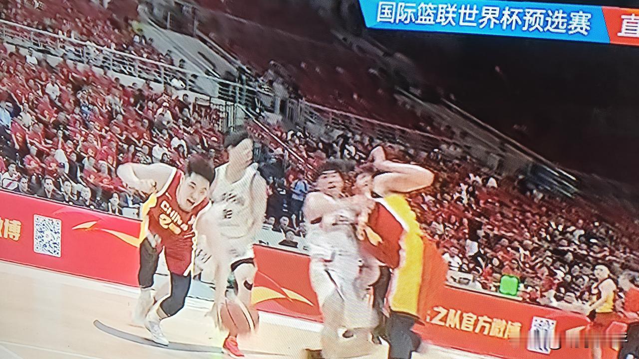 万众瞩目的世预赛中日大战打响！沈阳体育馆里坐无虚席！加油声震耳欲聋！

一开场，