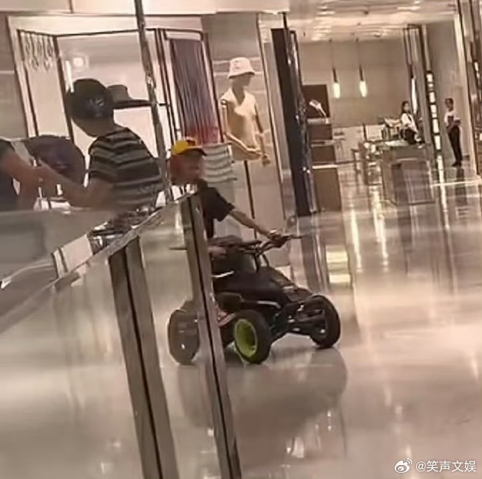 有路人商场偶遇鹿晗开四轮车，竟是小孩款！他手搭车把超悠闲，不时看镜头，毫无明星架