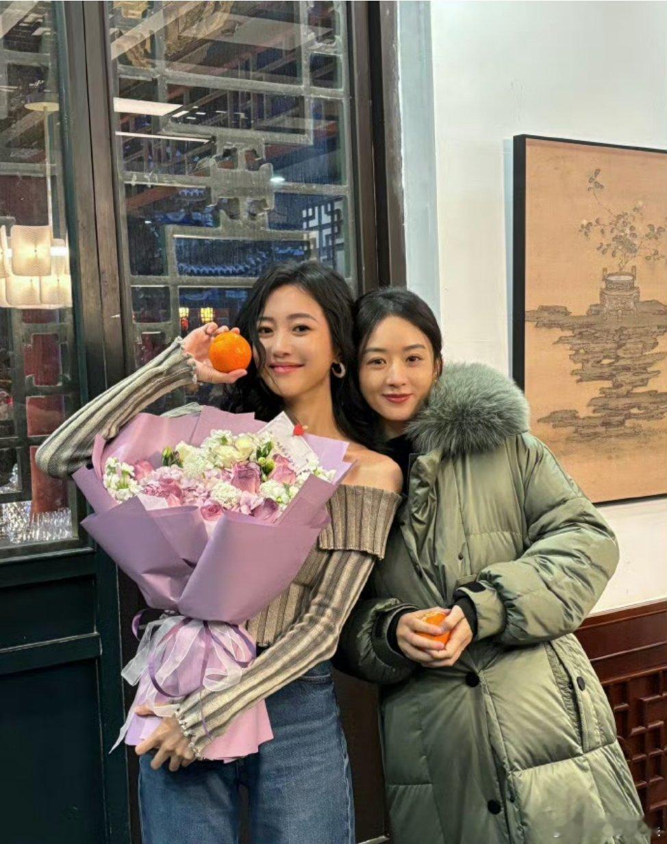 #赵丽颖王梓薇对峙戏#不愧为最好的姐妹，戏里是彼此之间演技的较量，戏外是真诚相待